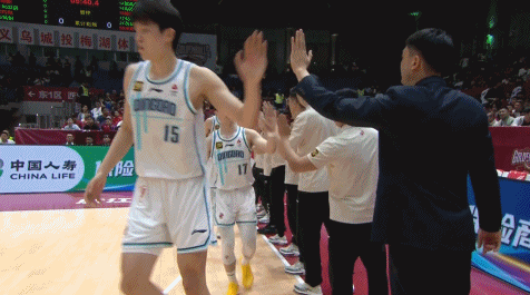 👀刘维伟确实不在！青岛众将和临场主帅刘明涛击掌后进场